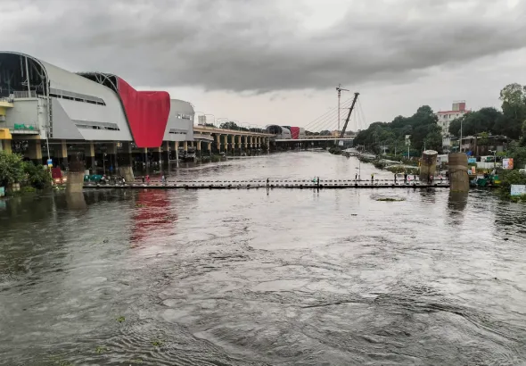 Aerial shot of Pune Airport runway and Viman Nagar streets submerged by heavy rain, overlaid with the text ‘Pune Airport Flooding & Viman Nagar Deluge’ and website branding ‘puneripages.in’.