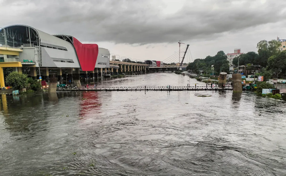 Aerial shot of Pune Airport runway and Viman Nagar streets submerged by heavy rain, overlaid with the text ‘Pune Airport Flooding & Viman Nagar Deluge’ and website branding ‘puneripages.in’.