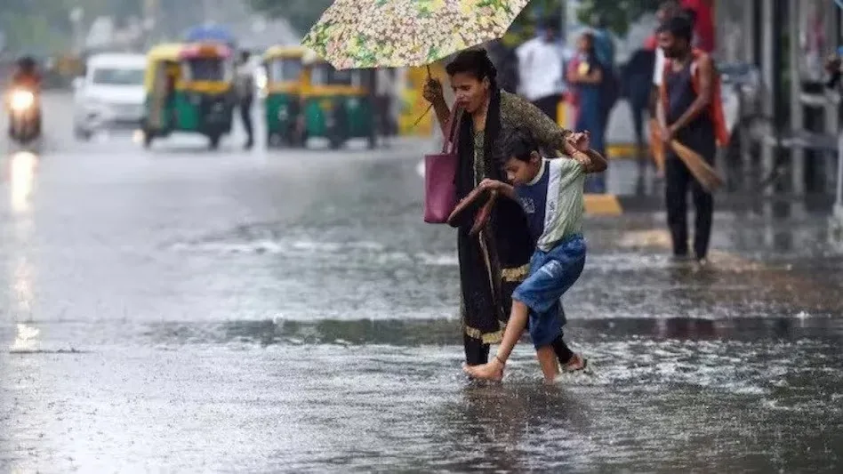 Punekars can expect another day of changing skies, scattered rain, and rising humidity. Here’s everything you need to know to plan your day better.