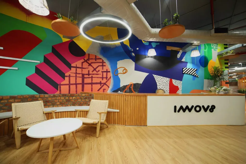 With its artistic décor, vibrant color schemes, and motivational atmosphere, Innov8 appeals to creatives and entrepreneurs alike.