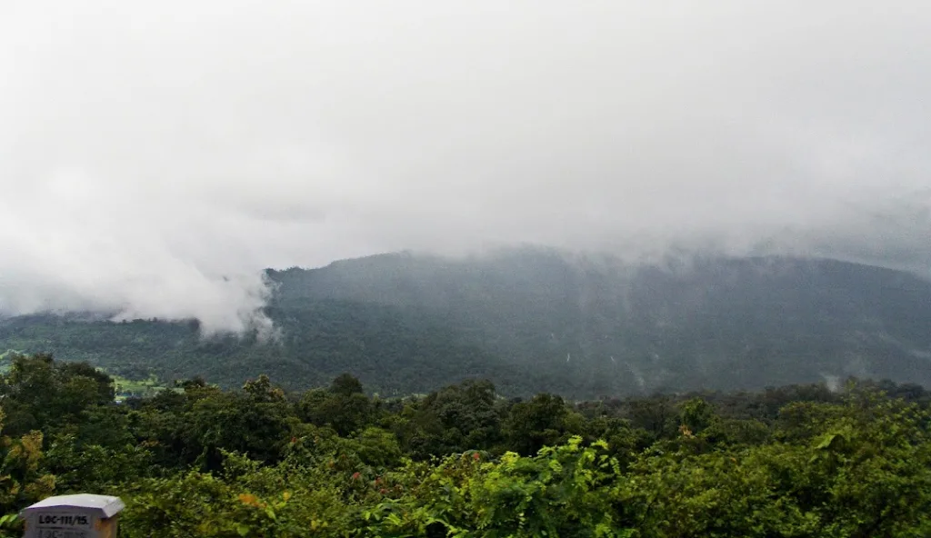 These twin hill stations gained popularity as summer retreats during British rule in India. They have long been favored for their cool climate and striking natural beauty.