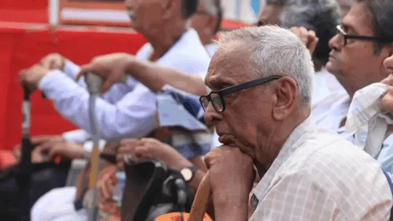 Resident holding complaint letter in front of PMC for Lokshahi Din in Keshavnagar