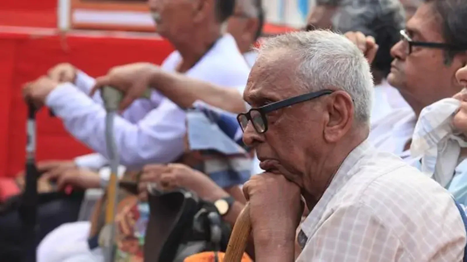 Resident holding complaint letter in front of PMC for Lokshahi Din in Keshavnagar