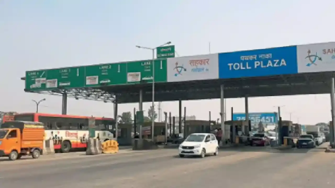 Protesters at Somatane Toll Plaza holding signs demanding toll closure